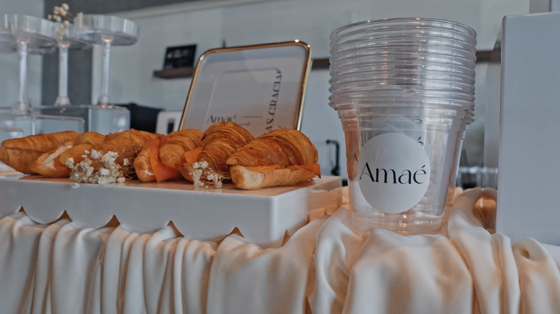 Desayuno con vasos de Amaé en Porsche Tenerife
