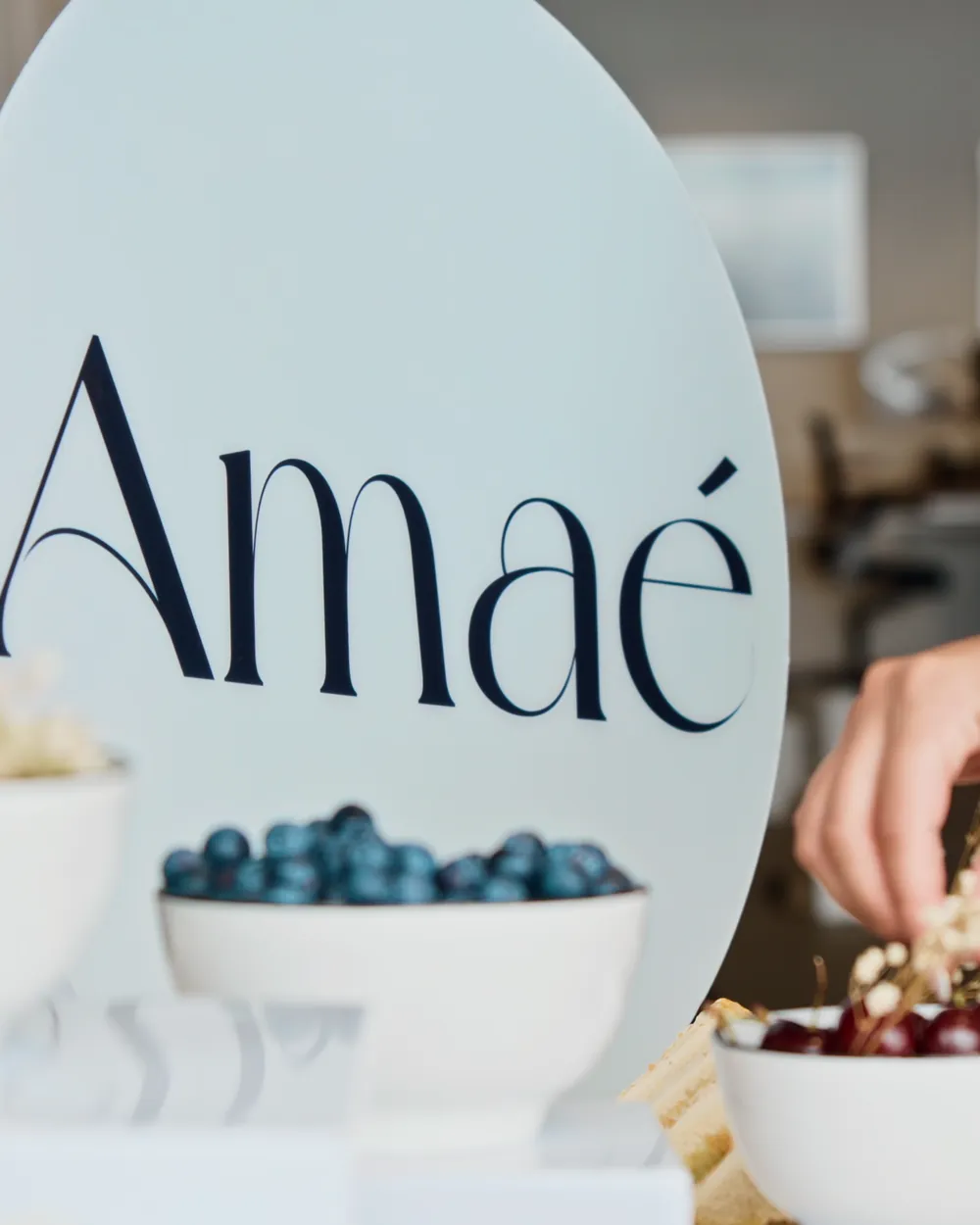 Mesa de fruta con el cartel de Amaé