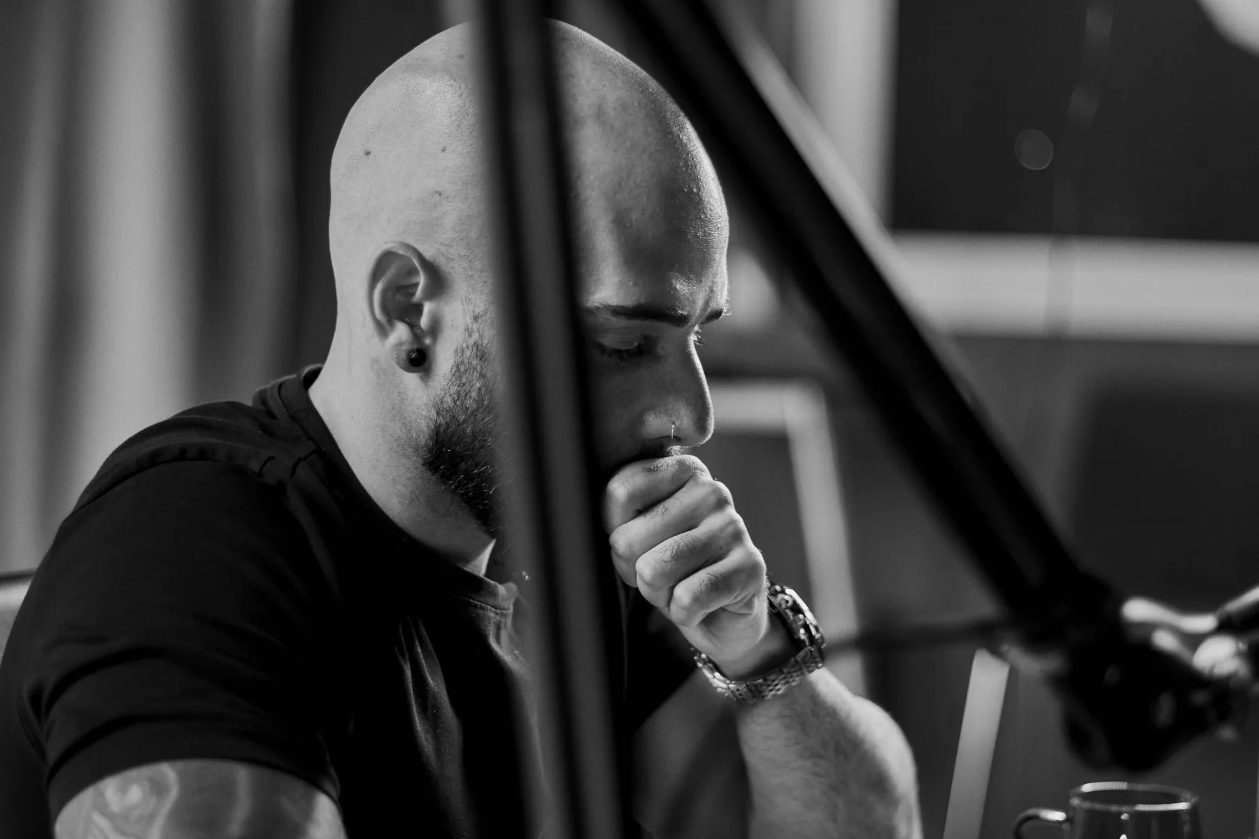 Ricardo escuchando, en blanco y negro