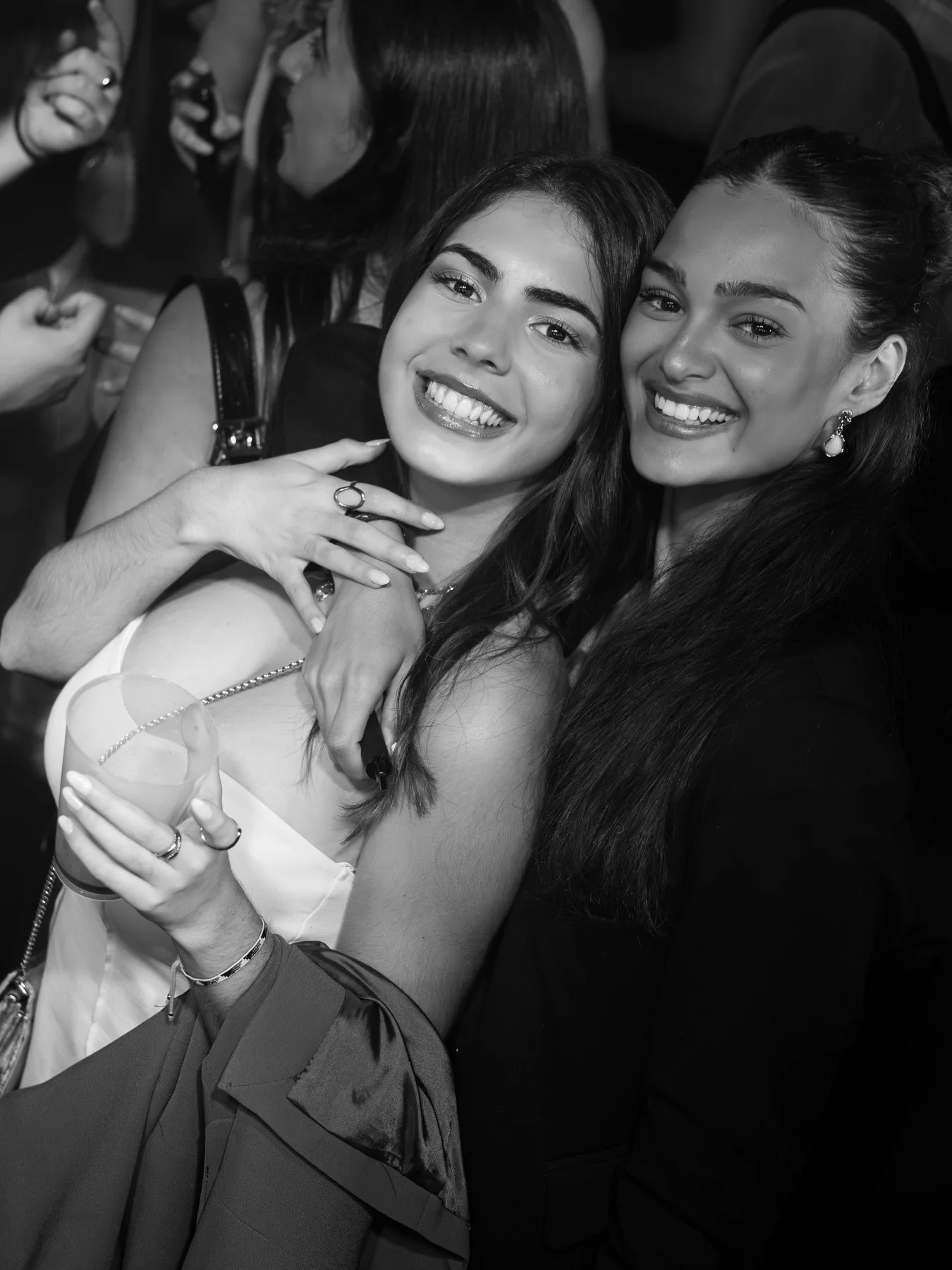 Dos amigas abrazadas, en blanco y negro