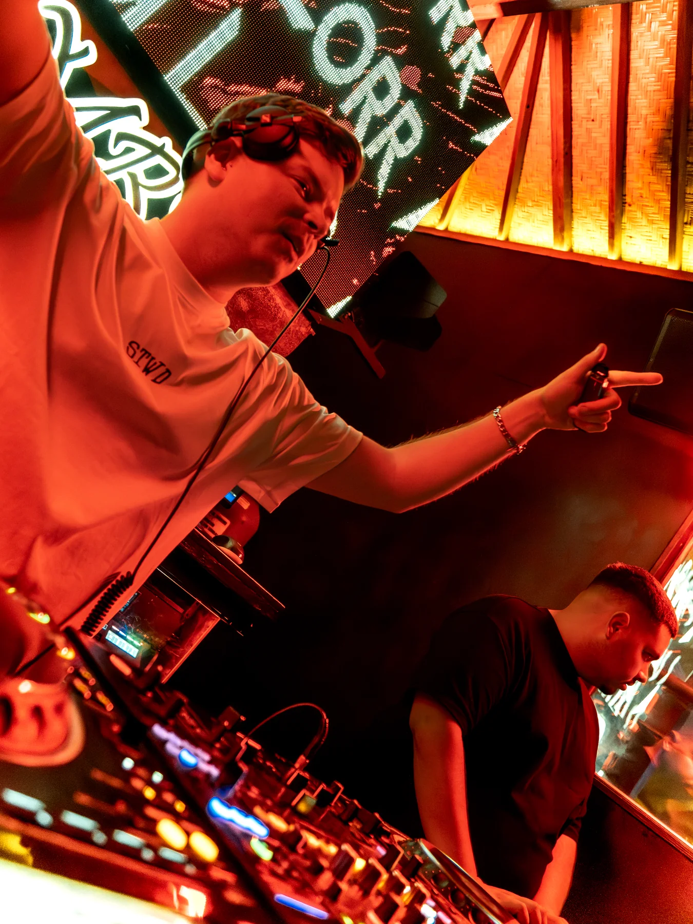 El DJ en cabina