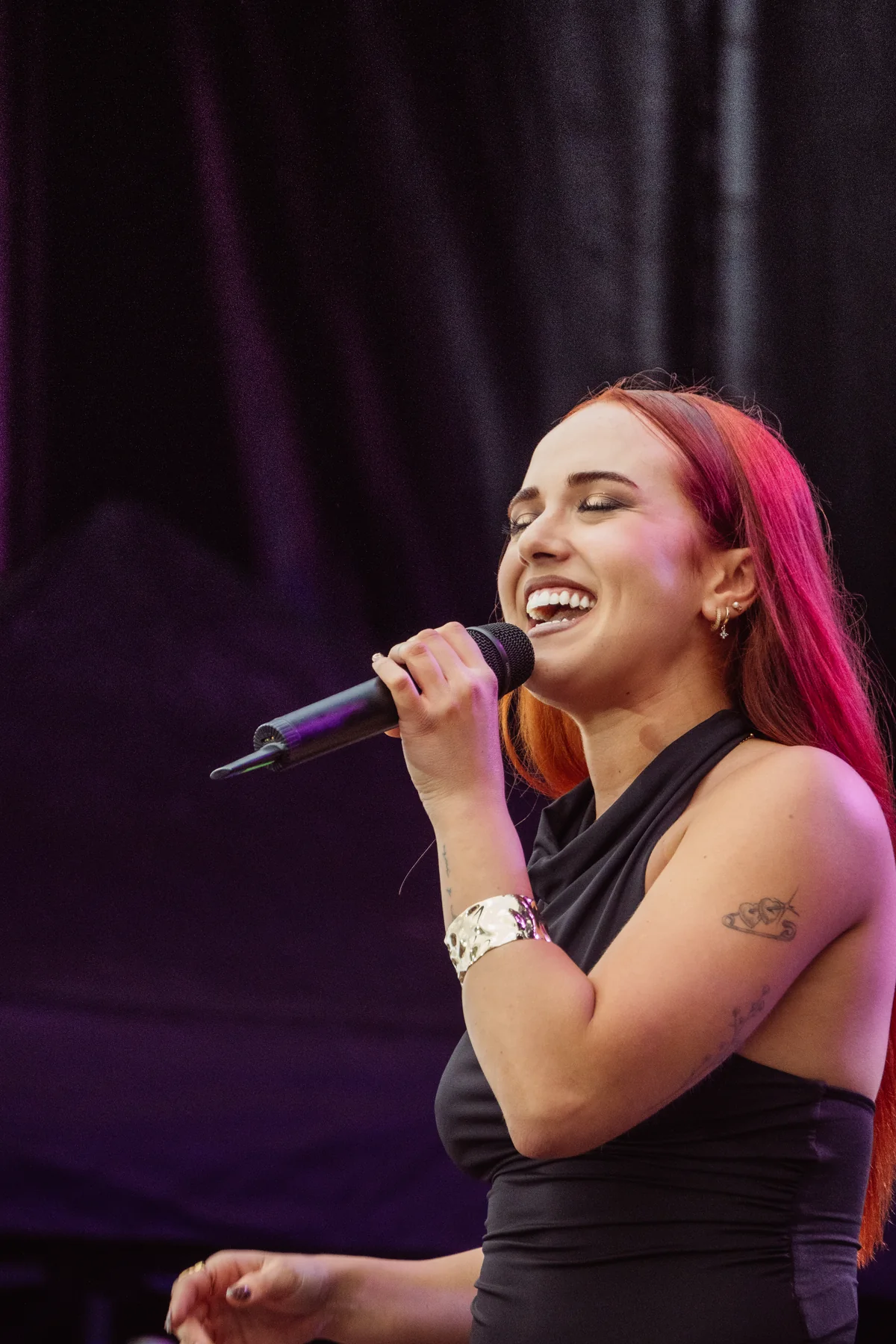 Sofía Dorta cantando en el escenario