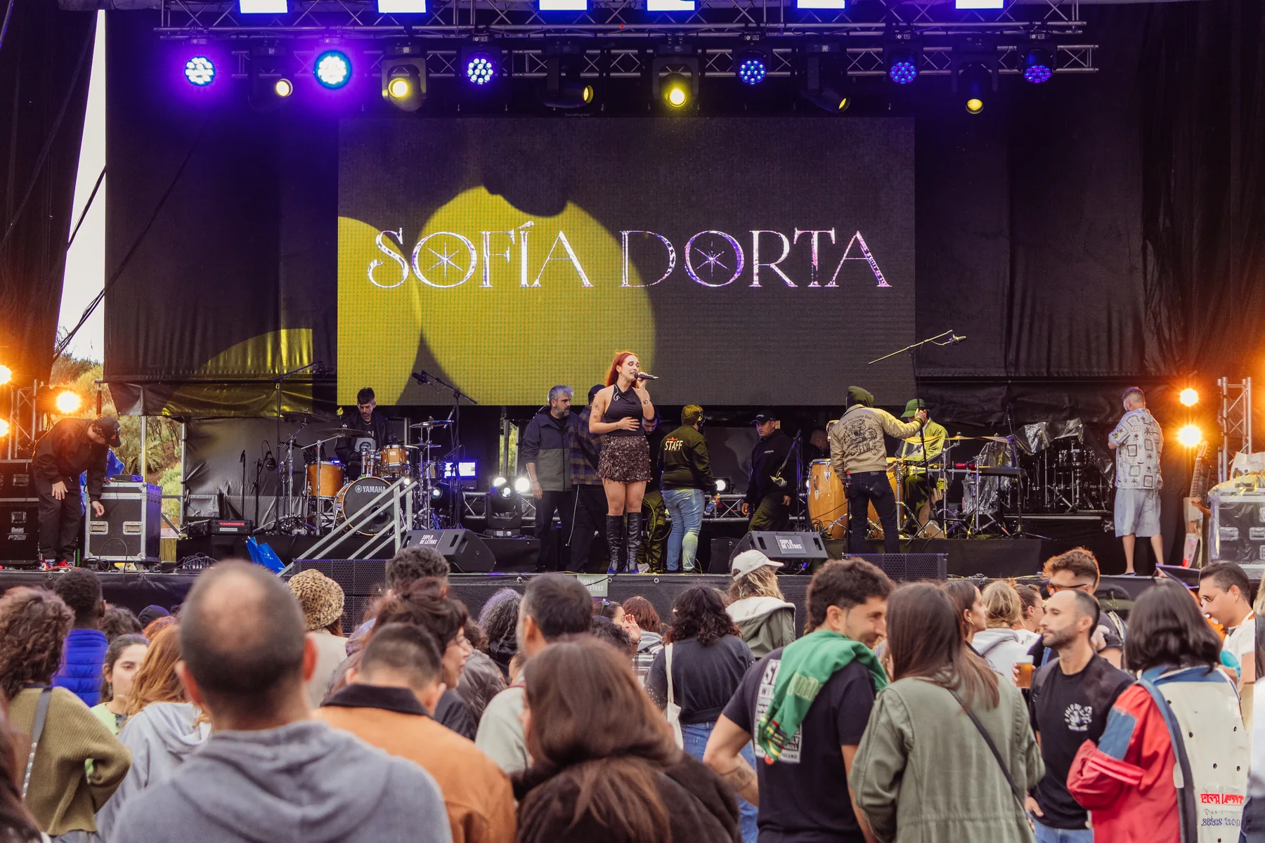 El escenario con el nombre de Sofía Dorta en la pantalla y el público