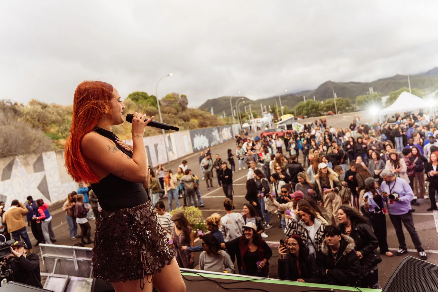 Sofía Dorta canta frente al público desde el escenario