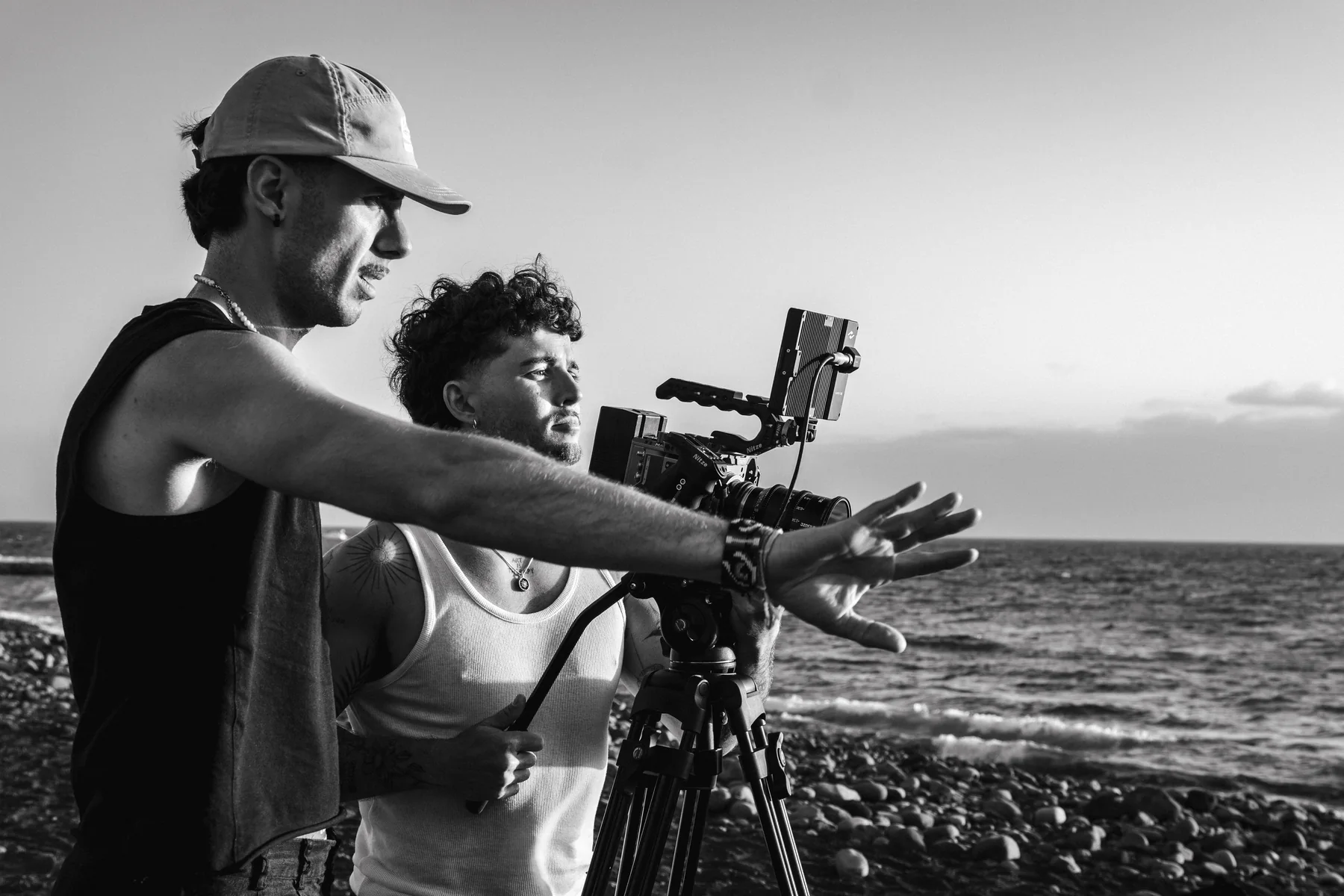 El director señala el plano junto a la cámara, en blanco y negro