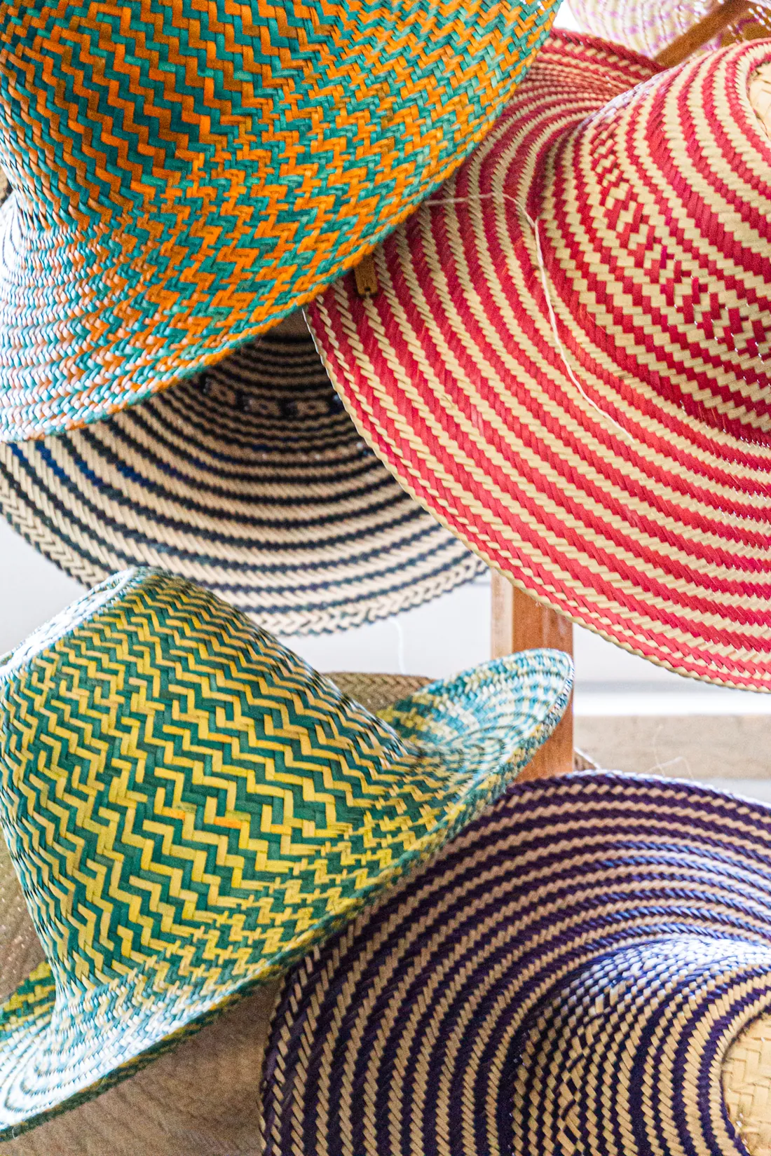 Sombreros de palma trenzada en el mercado