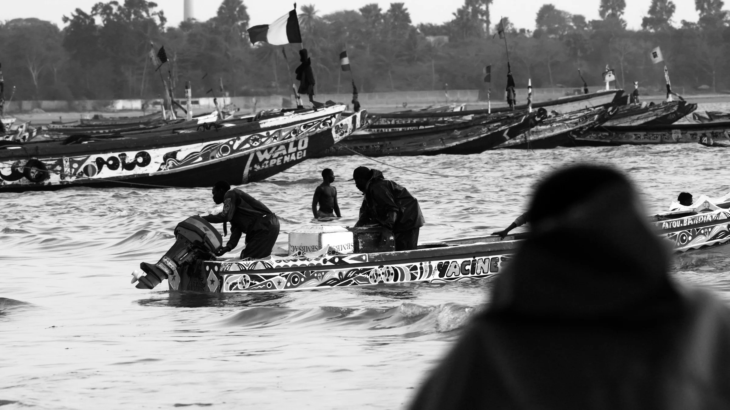 Pescadores entre cayucos pintados